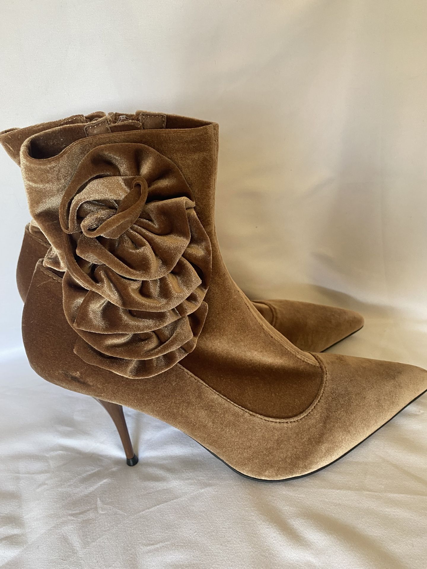 Jeffrey Campbell Stiletto Women’s Size 9.5 Brown Velvet Heel. Ankle Boot, Triangular Toe, Zip Closure, Side Fabric Details 