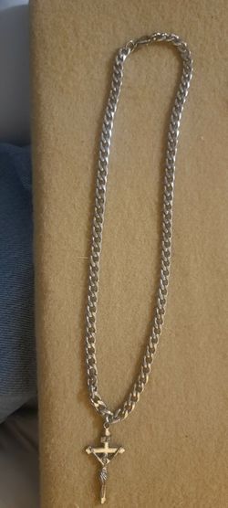 SILVER TONE CHAIN WITH CROSS