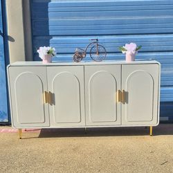 STUNNING ARCHED  WHITE & GOLD SIDEBOARD OR BUFFET NEW CONDITION 60X17X34 4 DOORS & REGULABLE SHELVES