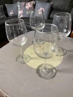 Set of 4 Clear Glass Wine Glasses 7.5” tall never used