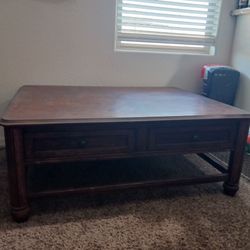 Big clean wooden coffee table with drawers asking $60 cash must pick up Broadway and apache buckeye az can help load as well cash only pls 🙏 thanks ?