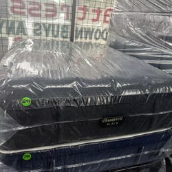 QUEEN SIZE SIMMONS BEAUTYREST BLACK SERIES 3 (PLUSH) PILLOW TOP MATTRESS & BOX SPRING BED SET