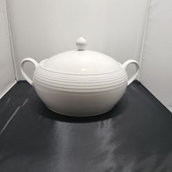 Noritake 'Artic White' Round Covered Vegetable Serving Dish (BS)