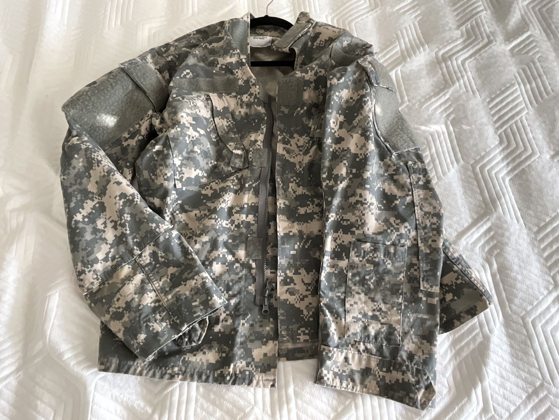 Army Combat Uniform Coat and Pants Set, Digital Camo Medium Regular Military