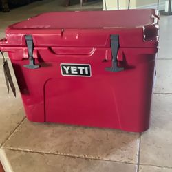 Yeti Tundra 35 Cooler Harvest Red