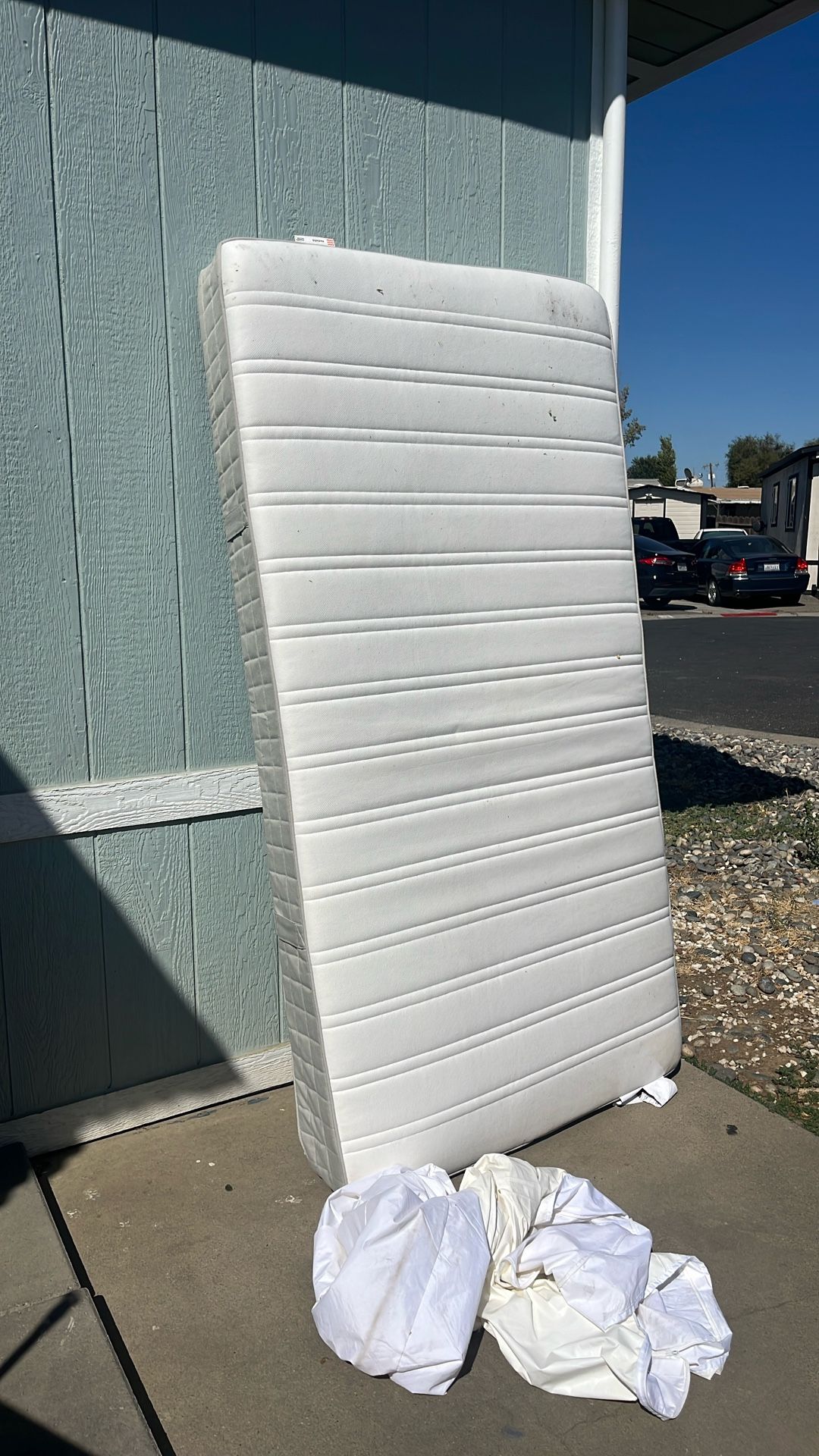 colchon gratis esta  semi nuevo 