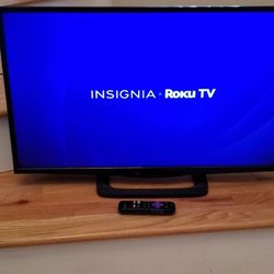 NEW cond INSIGNIA  40 INCHES TV , SMART TV  WITH R EMOTE CONTROL  , 1