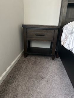 King size bedroom set with end table