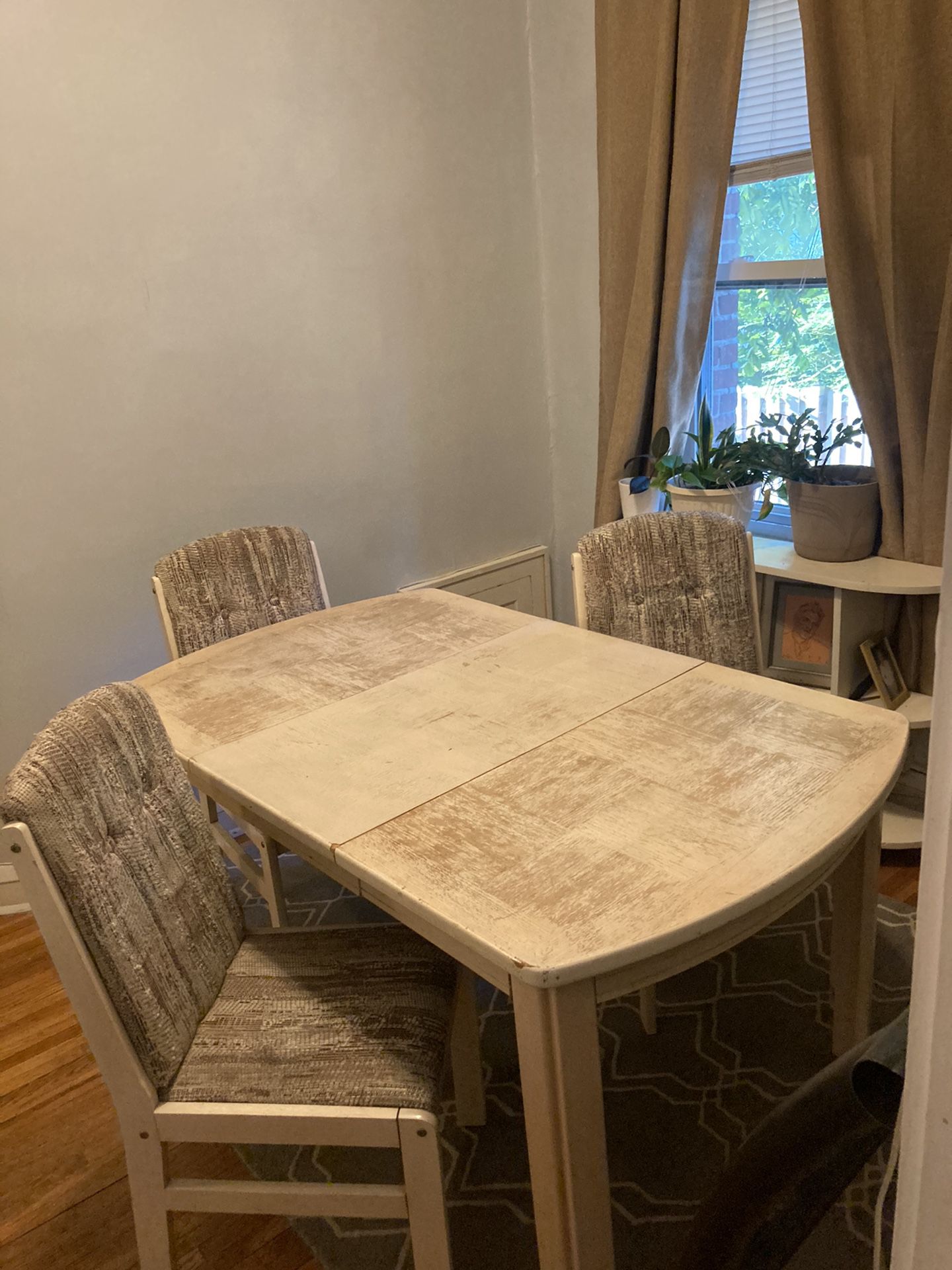 Kitchen table with 4 chairs + leaf