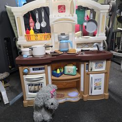 Step2 Kitchen w/Food, Accessories & Pet