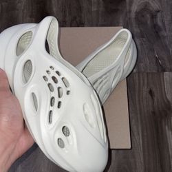 Yeezy Foam RNNR Sand