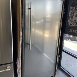 17 Cu Upright Freezer In Stainless Steel With Handle 