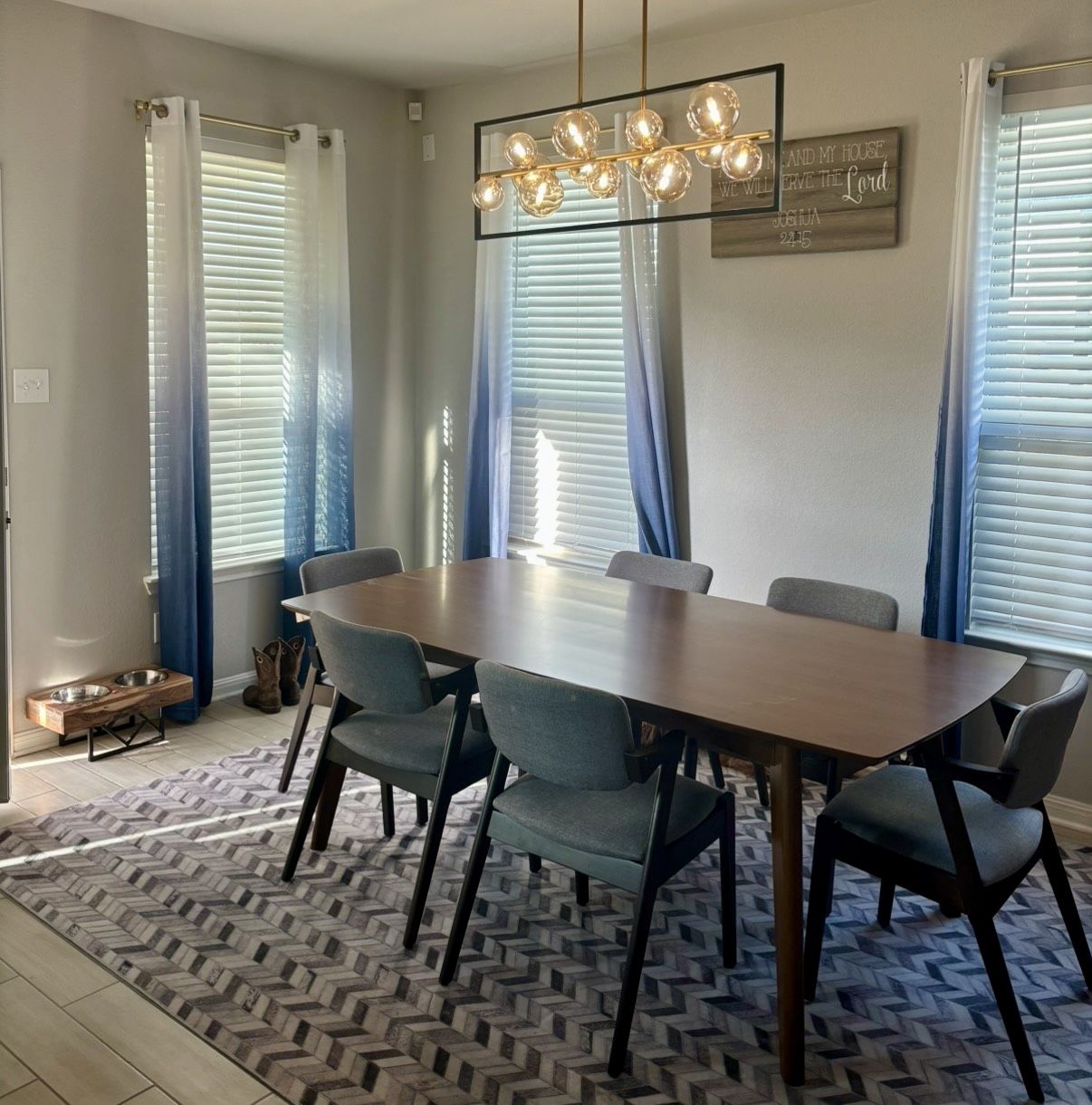 Rug, Modern Dining Table + 5 Chairs 