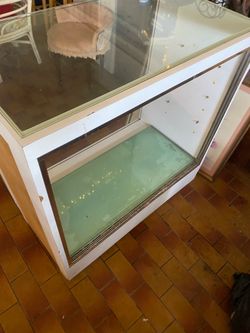 Showcase With 3 Glass Shelves 37”Lx20”Wx40”H