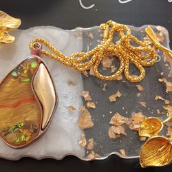 Beautiful Stone Pendant With Chain