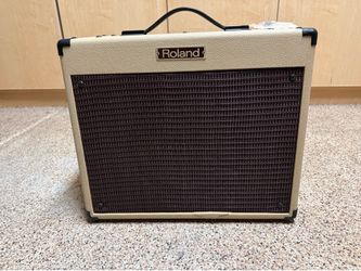 Roland Blues Cube combo amplifier in excellent cosmetic and working condition. Fully functional with no issues. Very clean overall appearance with min