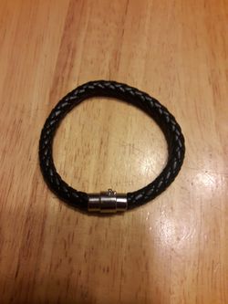 Black leather bracelet. (New).