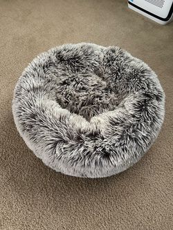 Donut dog bed