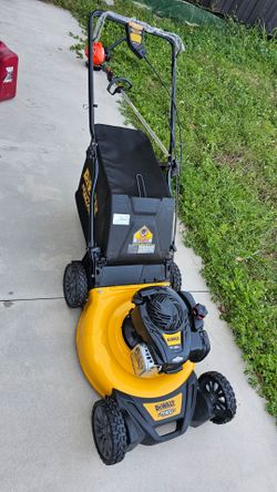 DeWalt RWD Gas-Powered Self-Propelled Lawn Mower