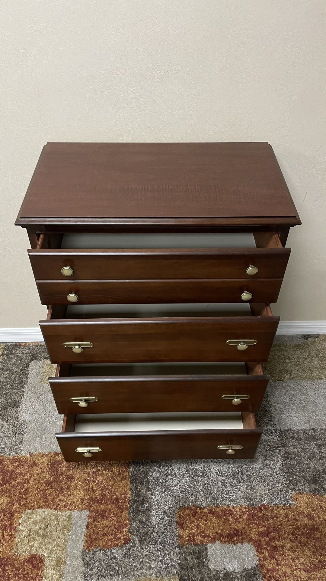 Nice Wood Dresser 4 drawers open easy. Smaller 40”H x 30”W 🚚 extra Cómoda pequeña cuatro cajones