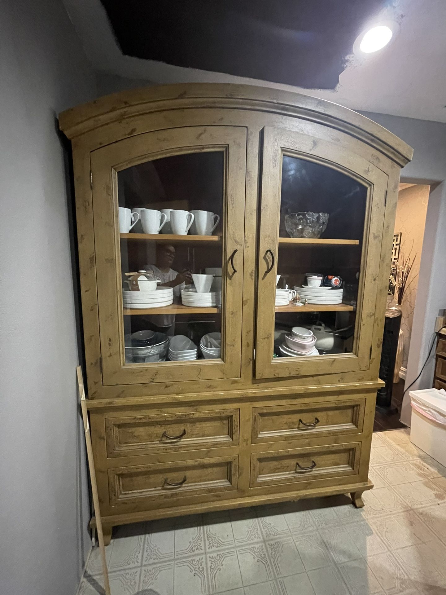 China Cabinet/Armoire