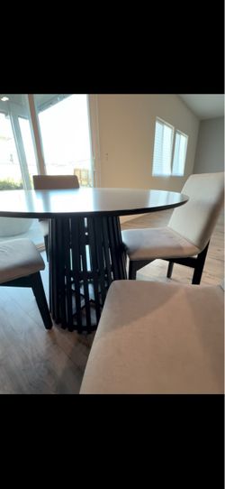 Round Dining Table with 4 Chairs