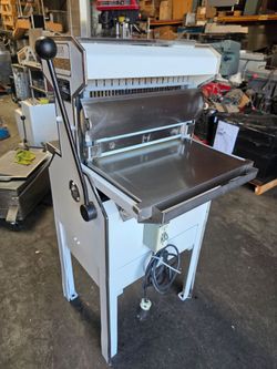 Oliver 777 Variety Bakery Bread Loaf Slicer 1/2" Slice Space.
 AAA Excellent Conditions / refinshed our technician team !!