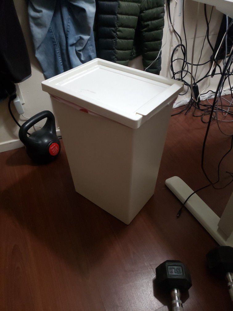 Tall Kitchen Trash Can with lid