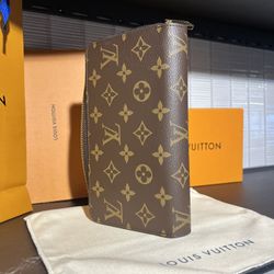 Louis Vuitton Zippy Wallet w/ receipt. 