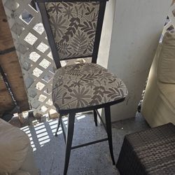 Bar Stools  6 Of Them Swivel 