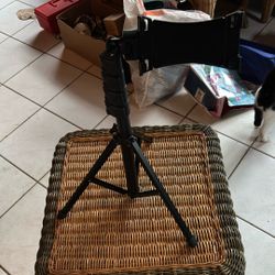 Tripod adjustable 5 1/2 foot