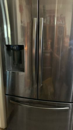 SAMSUNG REFRIGERATOR FRENCH DOORS FREEZERS AT BOTTOM DRAWERS COLOR BLACK STAINLESS STEEL ICE MAKER DOES NOT WORK ICE MAKER DOES NOT WORK!