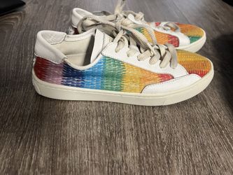 Size 7 Saludos Sneakers