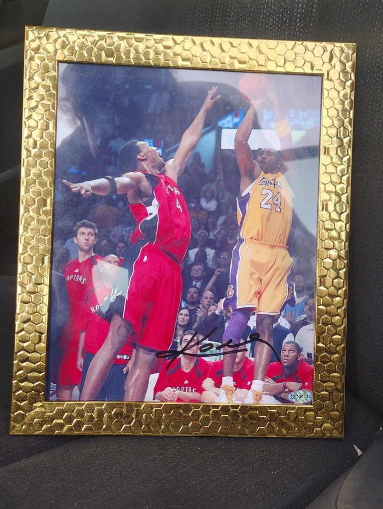 KOBE BRYANT AUTOGRAPH AND CERTIFICATE OF AUTHENTICITY