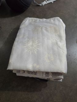 White Gold Snowflake Holiday Tablecloth+ extras