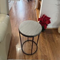 GREAT CONDITION ROUND SIDED TABLE 