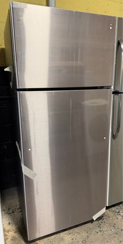 NEW 28” Refrigerator 17.5cu.ft.