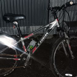 TREK  MOUNTAIN BIKE