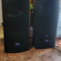 Pair Of 2 Powered 15 Inch Mackie Speakers In Perfect Condition 