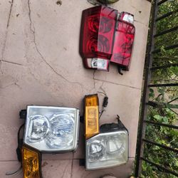2007 Jeep Comander  Back Tail Light And Headlights 