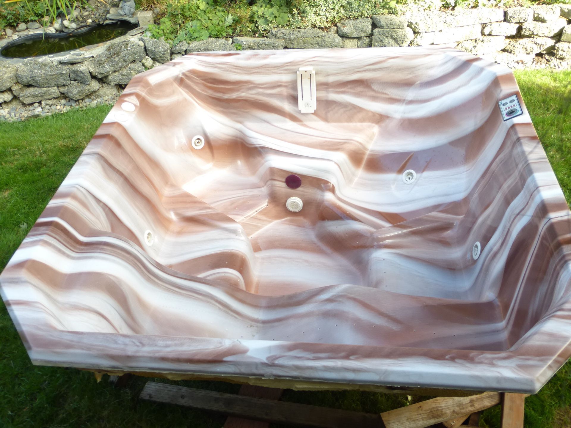 Hot tub and insulated cover