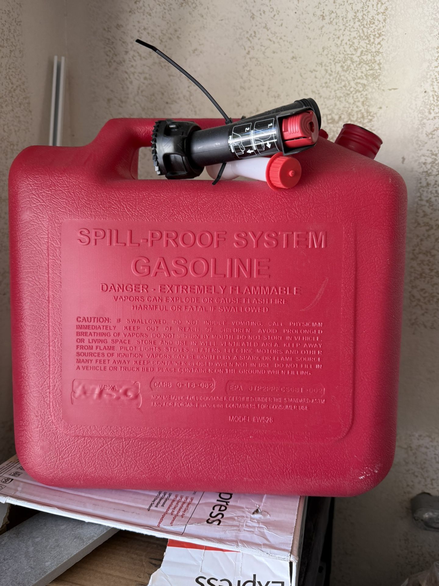 Brand new..Briggs & Stratton Press 'N Pour Gas Can