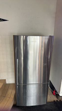 Refrigerator Frigidaire works GREAT