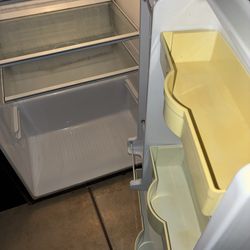 Danny mini fridge Like New