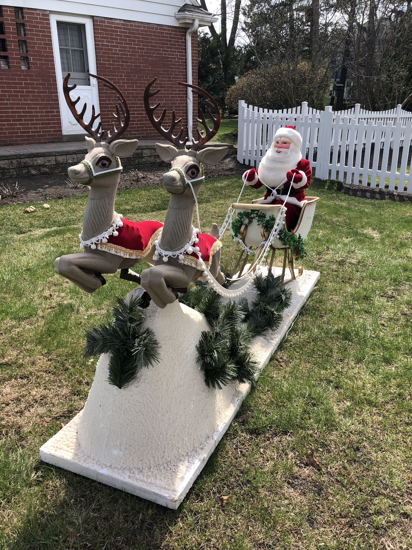 Harold Gale 8’ Animated Santa and Reindeer Beco Sleigh