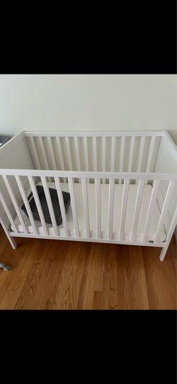 White baby crib