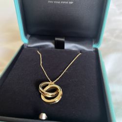 Like NEW - TIFFANY& CO. Interlocking Circles Pendant in Yellow Gold, Small