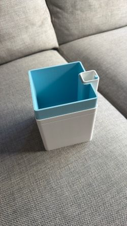 Self watering planter