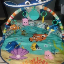 Bright Starts, Disney Baby, Play Mat Nemo World Mr. Ray Ocean Lights, Lights and More than 20 Minutes of Melodies, Finger Puppet Dory and Other Toys
