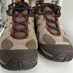 Merrell Women’s Yokota 2 Comfortable Firm Hiking Shoes. SIZE 8